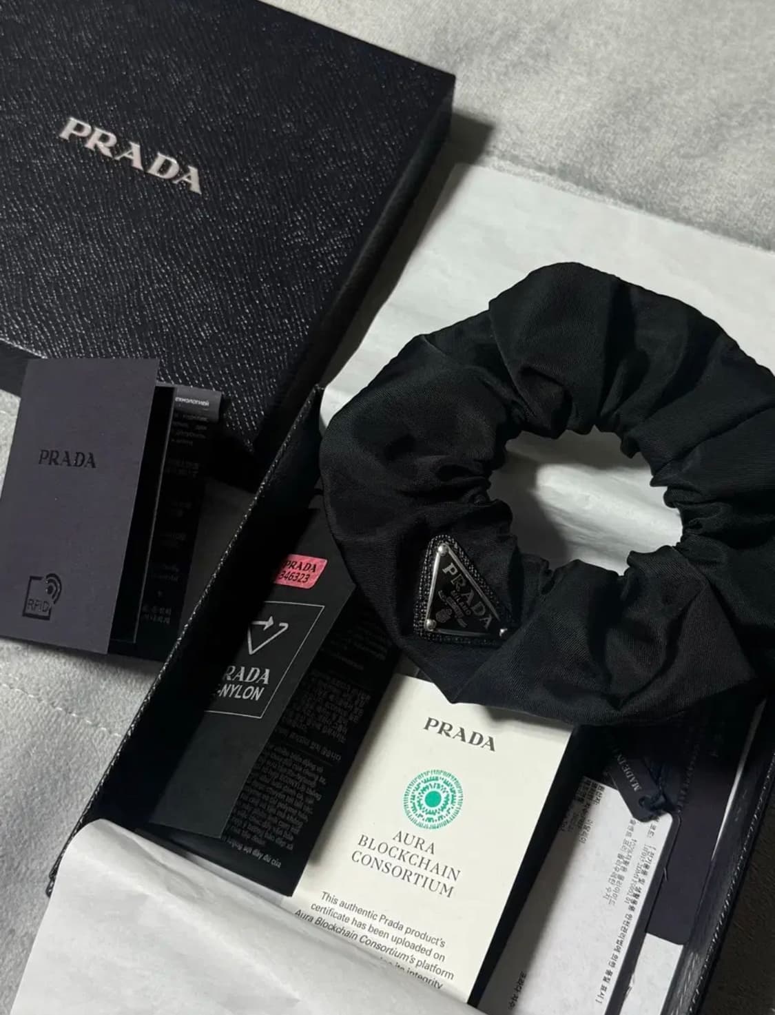 프라다 리나일론 삼각로고 스크런치 블랙 상품이미지1