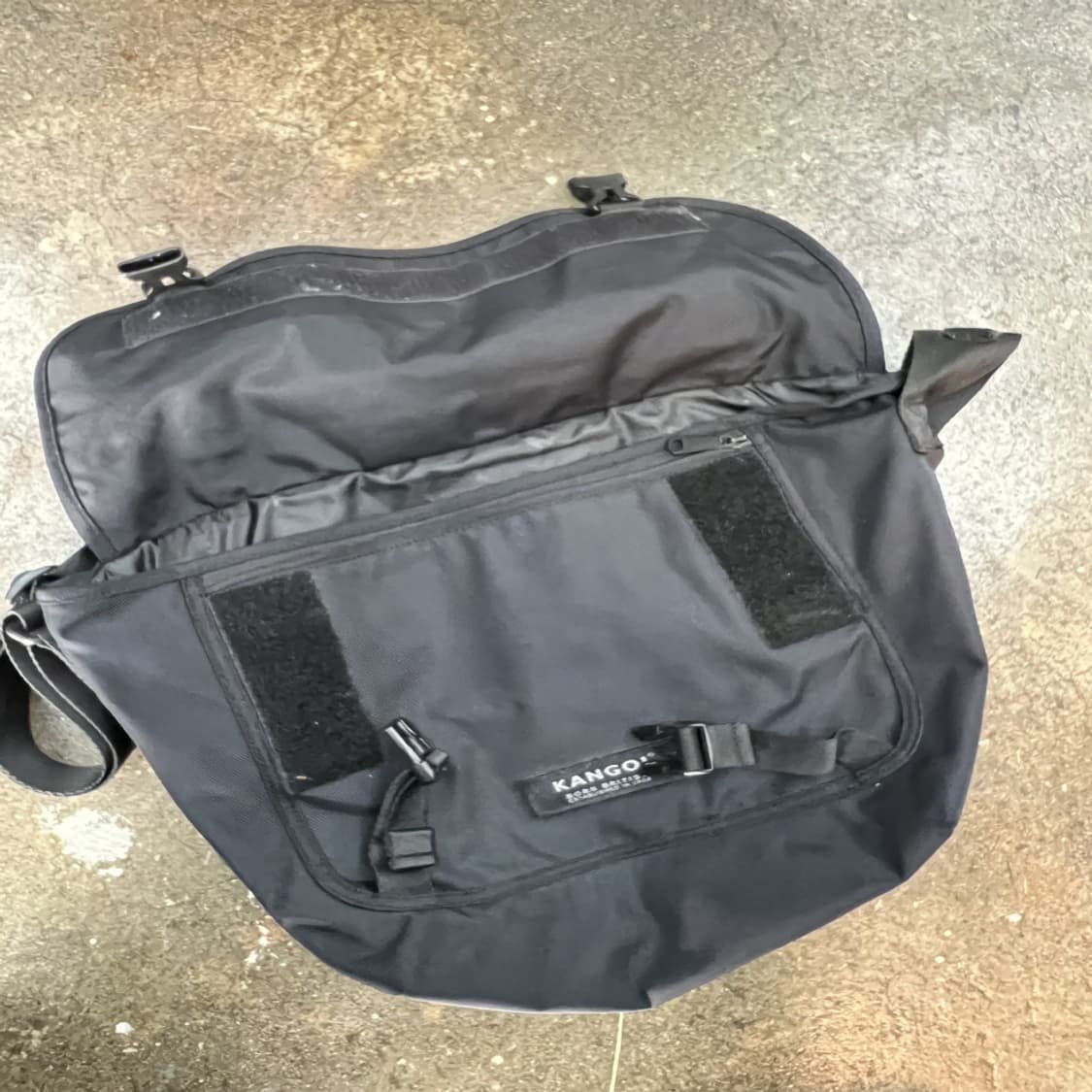 캉골 로고 크로스블랙 가방 노트북수납 상품이미지7