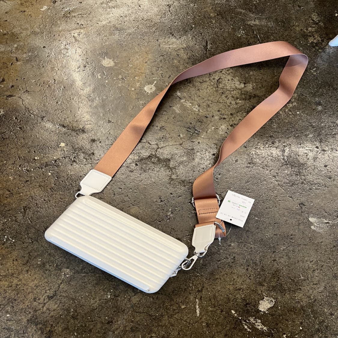 빈폴 로고 어웨이 미니 크로스백 아이보리 상품이미지1