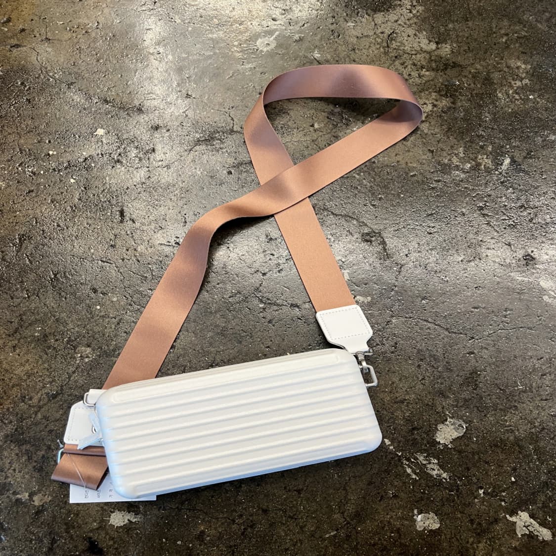 빈폴 로고 어웨이 미니 크로스백 아이보리 상품이미지3