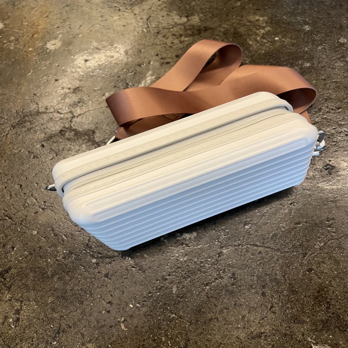 빈폴 로고 어웨이 미니 크로스백 아이보리 상품이미지6