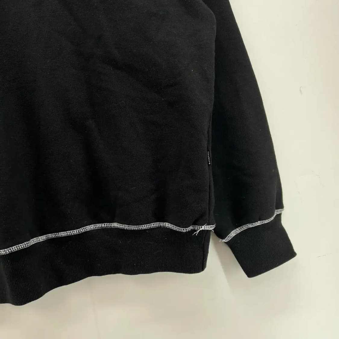 [1] Charms 스티치 블랙 오버핏 로고 맨투맨티셔츠 빈티지룩 상품이미지2