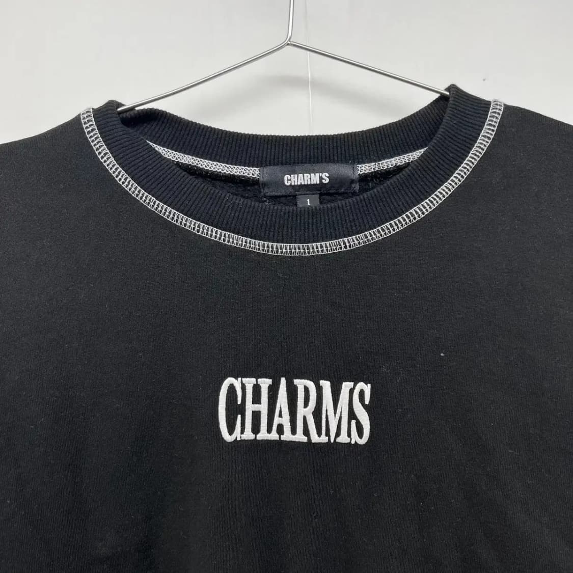 [1] Charms 스티치 블랙 오버핏 로고 맨투맨티셔츠 빈티지룩 상품이미지3