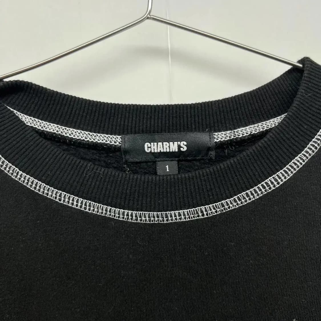 [1] Charms 스티치 블랙 오버핏 로고 맨투맨티셔츠 빈티지룩 상품이미지4