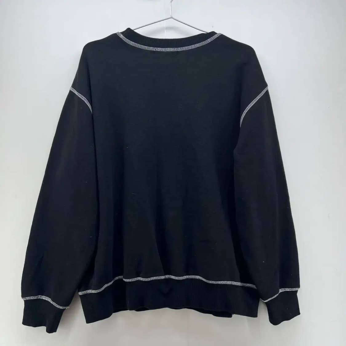 [1] Charms 스티치 블랙 오버핏 로고 맨투맨티셔츠 빈티지룩 상품이미지5