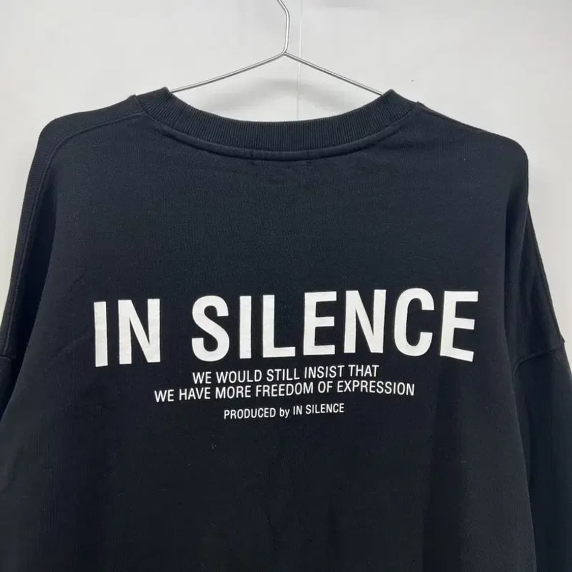 라지 인사일런스 로고 오버핏 맨투맨 블랙 빈티지룩 새상품급 상품이미지3