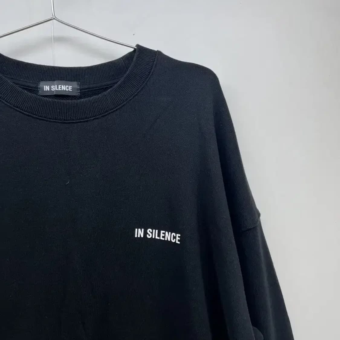 라지 인사일런스 로고 오버핏 맨투맨 블랙 빈티지룩 새상품급 상품이미지4