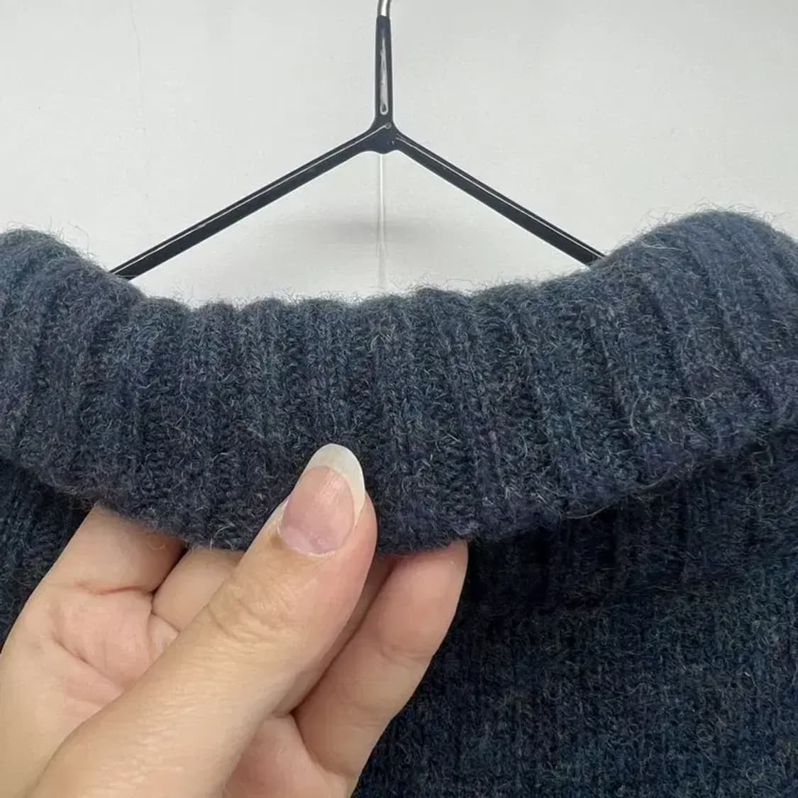 105게스진  GUESS JEANS 반집업 니트 봄룩 나들이룩 네이비 상품이미지3