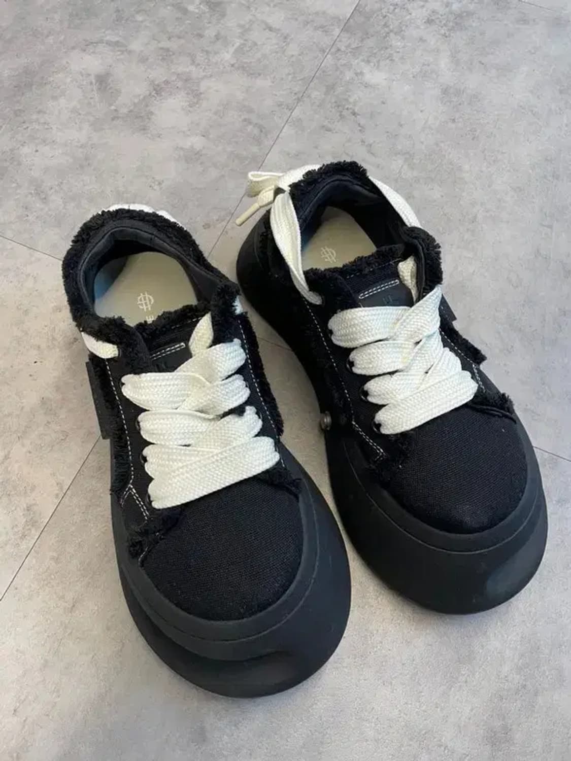 38사이즈 미사용 hoof 블랙 스니커즈 상품이미지1