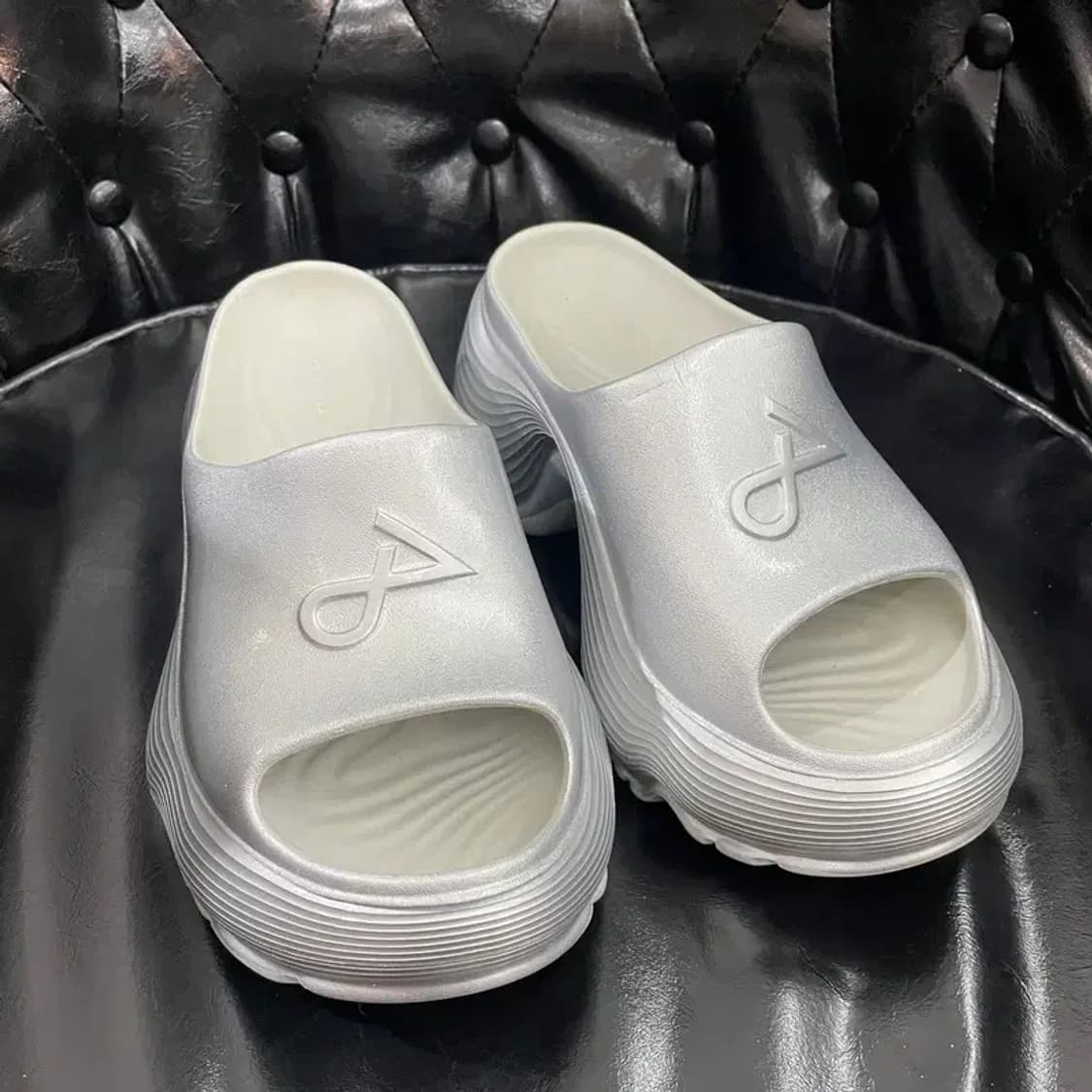 새상품 245 다프네랩 롤리팝 시리즈 통굽 무소음 쿠션 슬리퍼 실버 상품이미지1