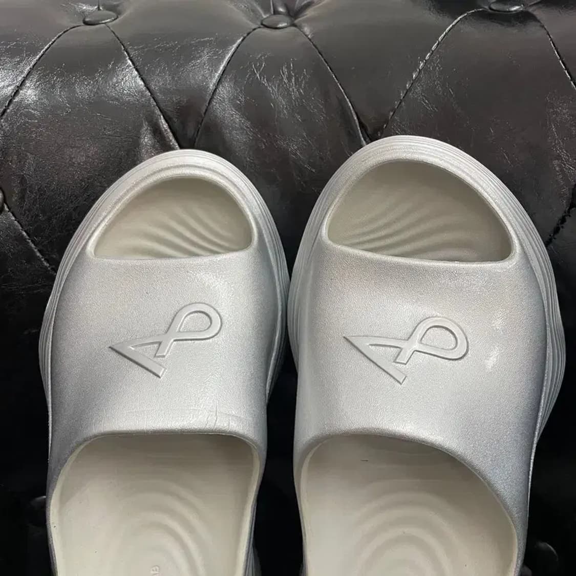 새상품 245 다프네랩 롤리팝 시리즈 통굽 무소음 쿠션 슬리퍼 실버 상품이미지2