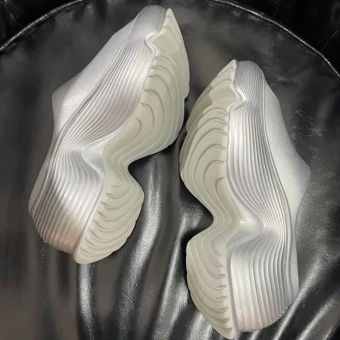 새상품 245 다프네랩 롤리팝 시리즈 통굽 무소음 쿠션 슬리퍼 실버 상품이미지3