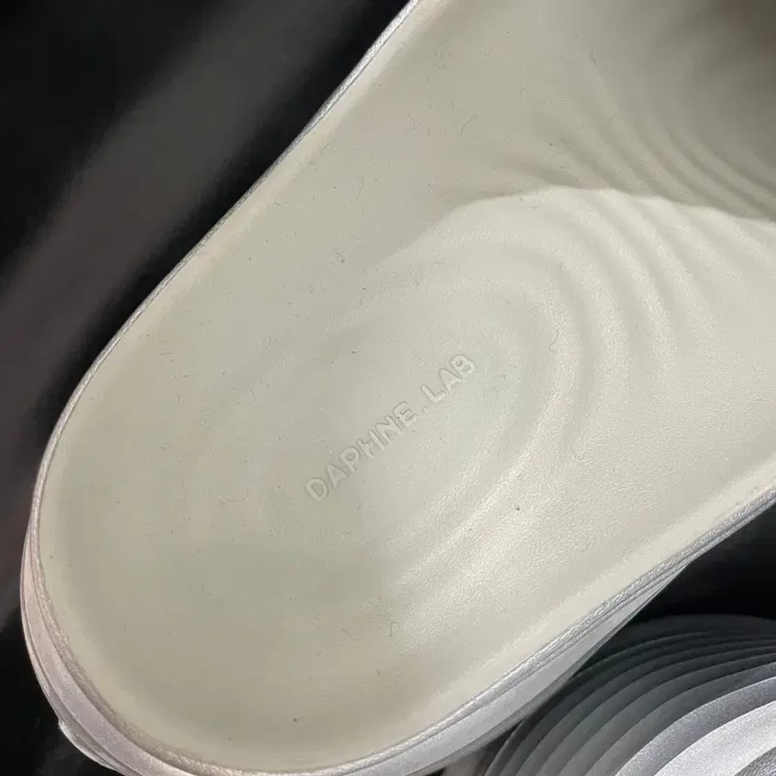 새상품 245 다프네랩 롤리팝 시리즈 통굽 무소음 쿠션 슬리퍼 실버 상품이미지5