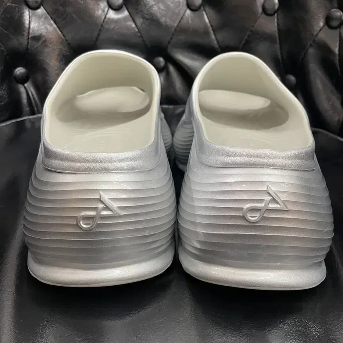 새상품 245 다프네랩 롤리팝 시리즈 통굽 무소음 쿠션 슬리퍼 실버 상품이미지6