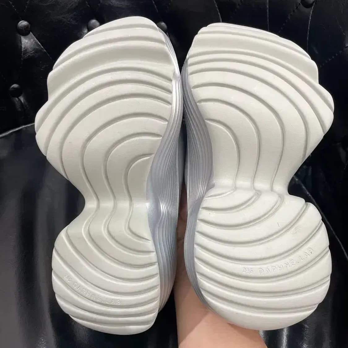 새상품 245 다프네랩 롤리팝 시리즈 통굽 무소음 쿠션 슬리퍼 실버 상품이미지7