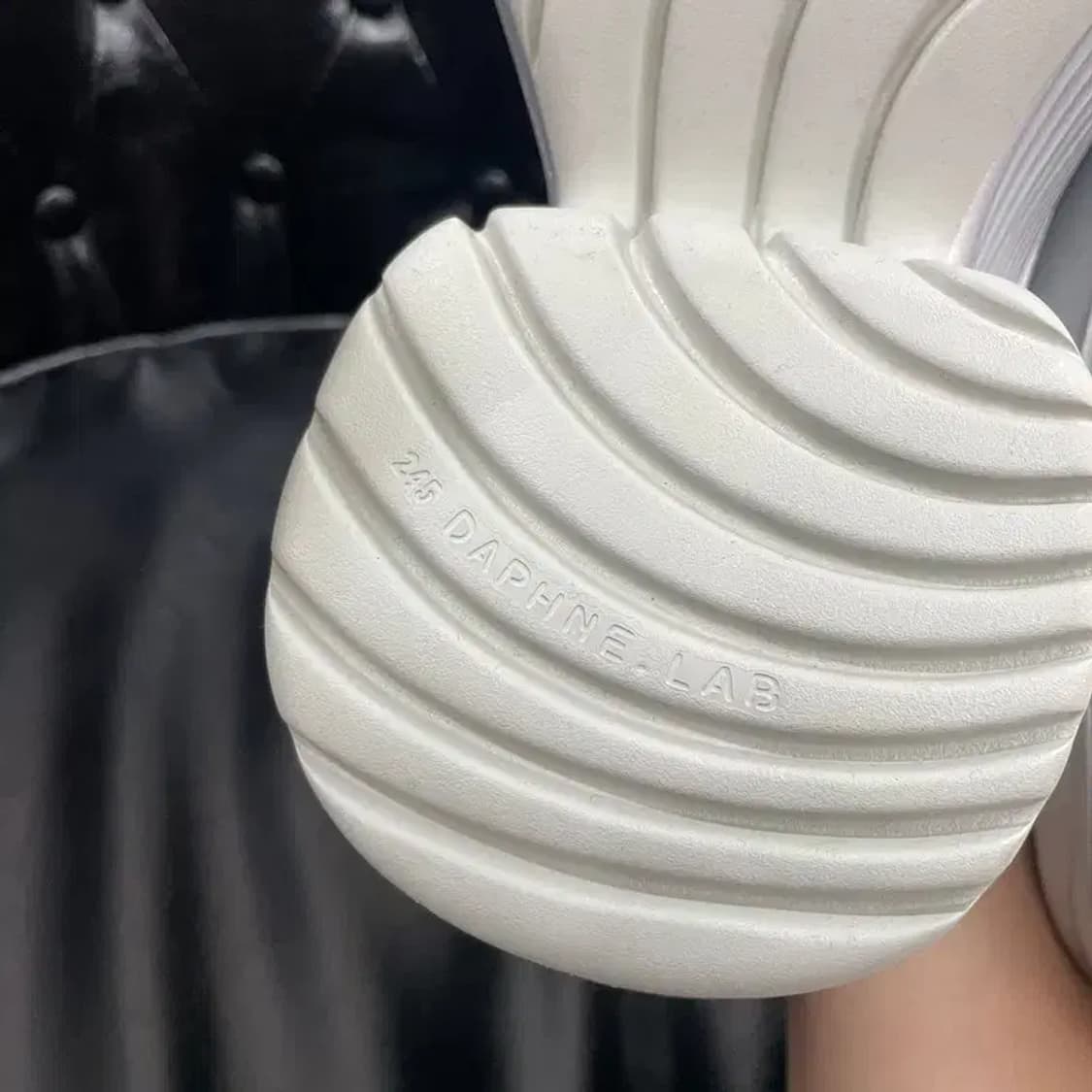 새상품 245 다프네랩 롤리팝 시리즈 통굽 무소음 쿠션 슬리퍼 실버 상품이미지8