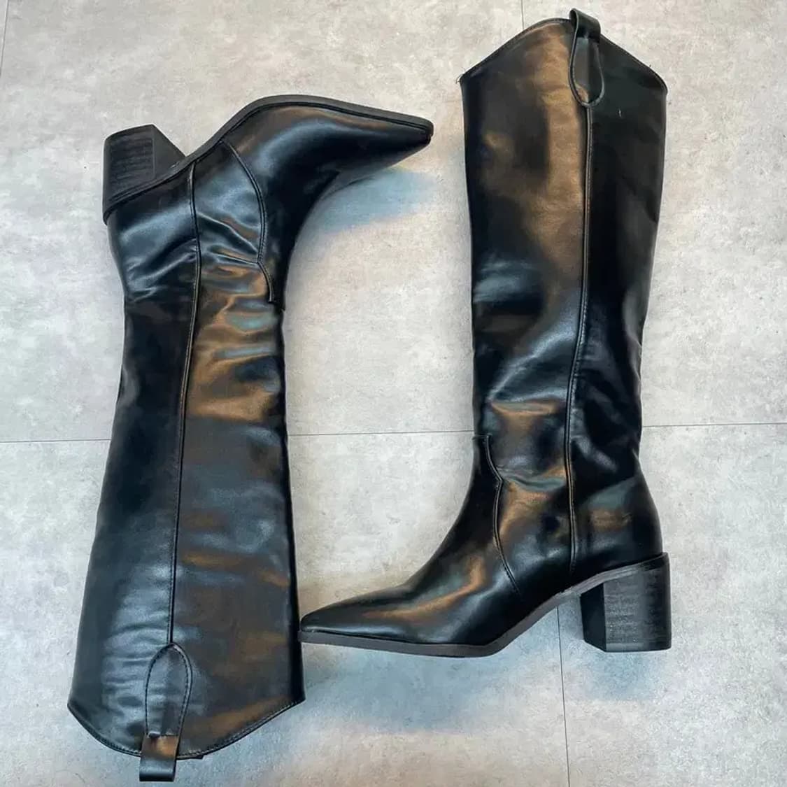 250 새상품급 여자 뽀족 롱부츠 블랙 유광 레더 롱부츠 상품이미지4