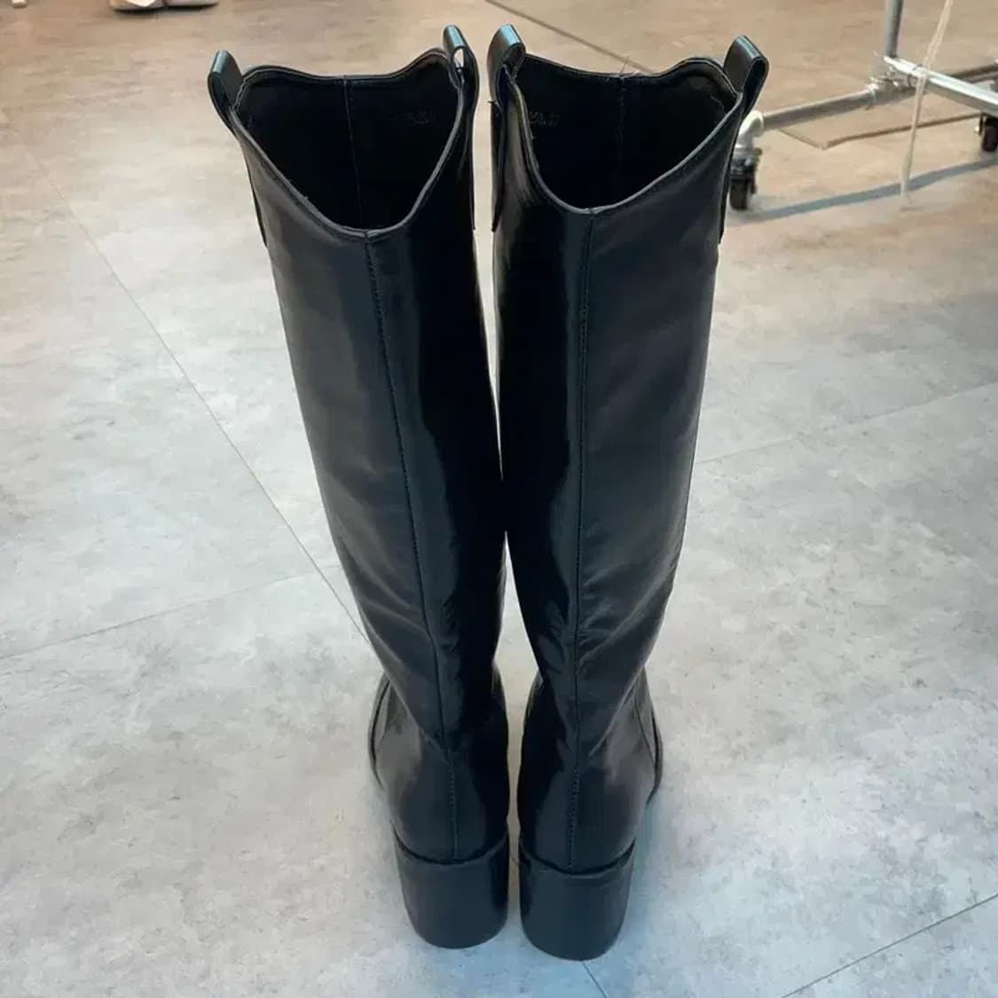 250 새상품급 여자 뽀족 롱부츠 블랙 유광 레더 롱부츠 상품이미지9
