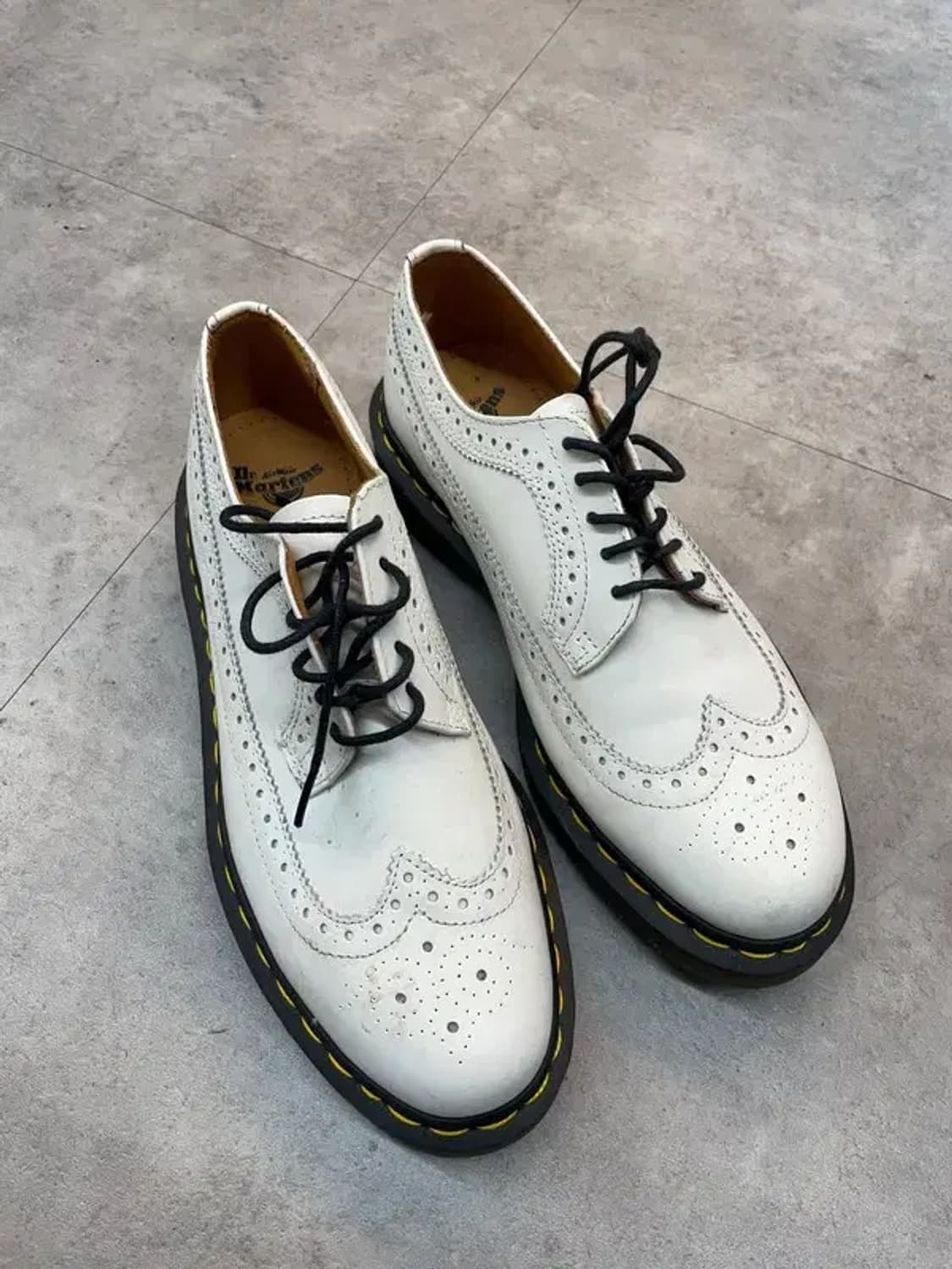 39 닥터마틴 13985 윙팁 레더 로퍼 화이트 상품이미지1