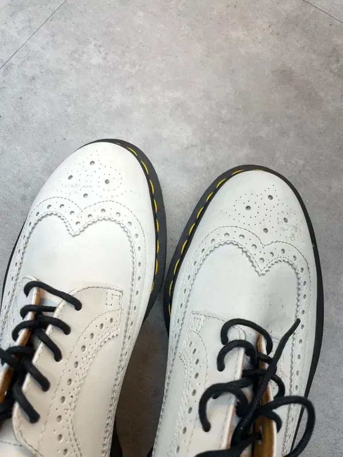 39 닥터마틴 13985 윙팁 레더 로퍼 화이트 상품이미지2