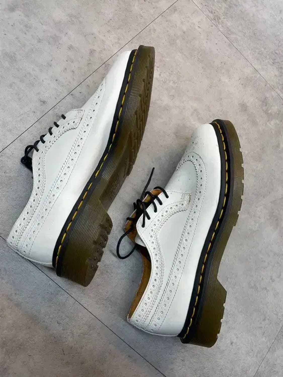 39 닥터마틴 13985 윙팁 레더 로퍼 화이트 상품이미지3