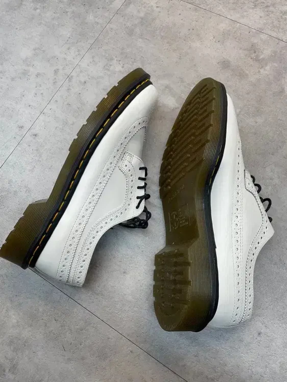 39 닥터마틴 13985 윙팁 레더 로퍼 화이트 상품이미지4