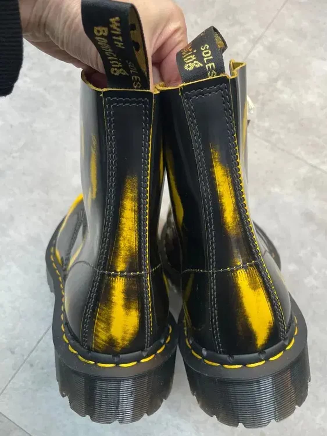 8 새상품 닥터마틴 1460 럽오프 워커 부츠 블랙 옐로우 상품이미지8