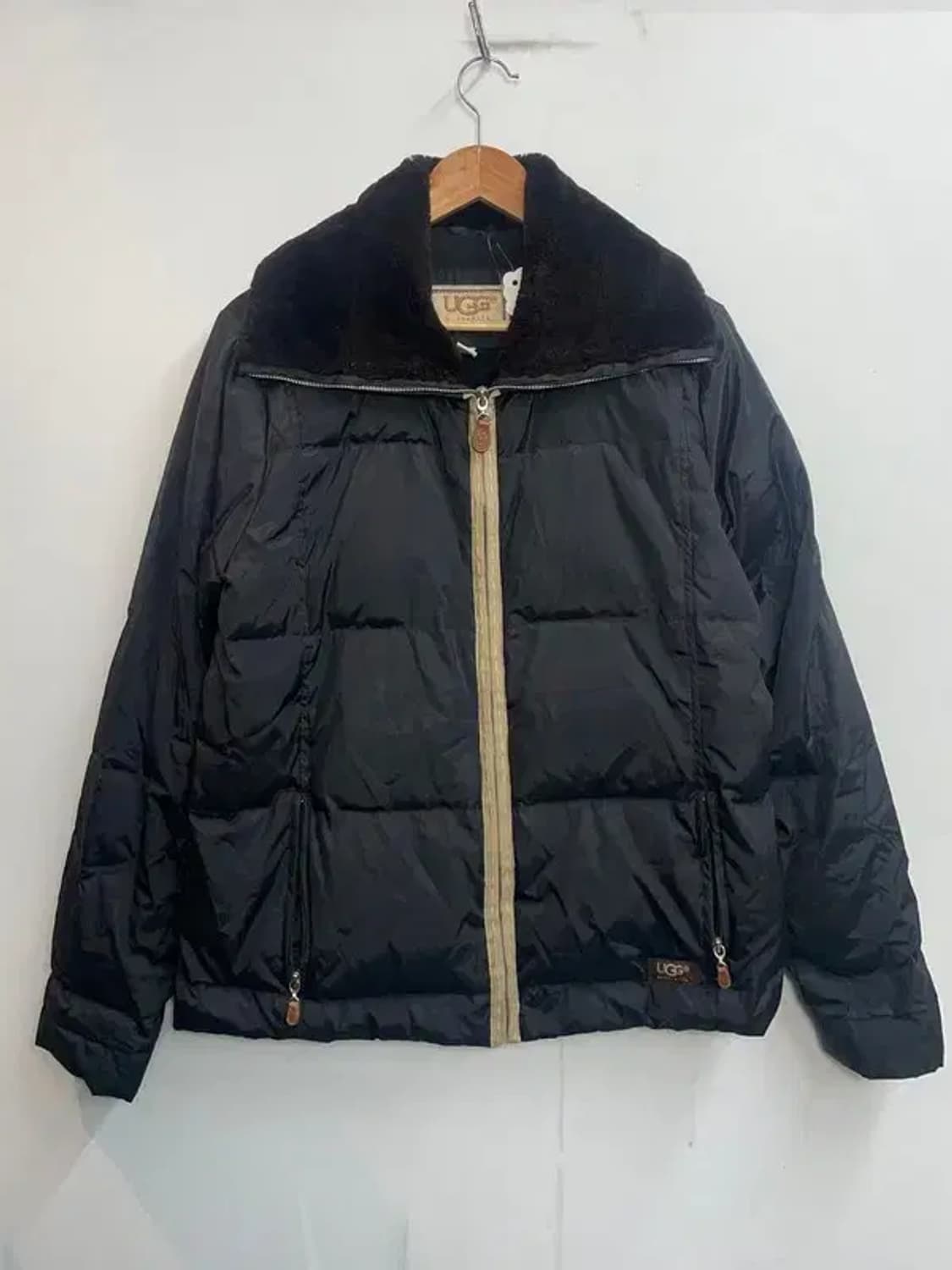 라지 어그 UGG 클래식 다운 자켓 블랙 상품이미지2