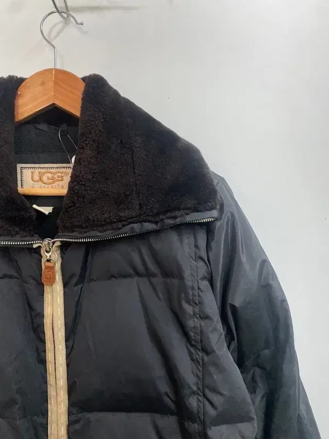 라지 어그 UGG 클래식 다운 자켓 블랙 상품이미지4