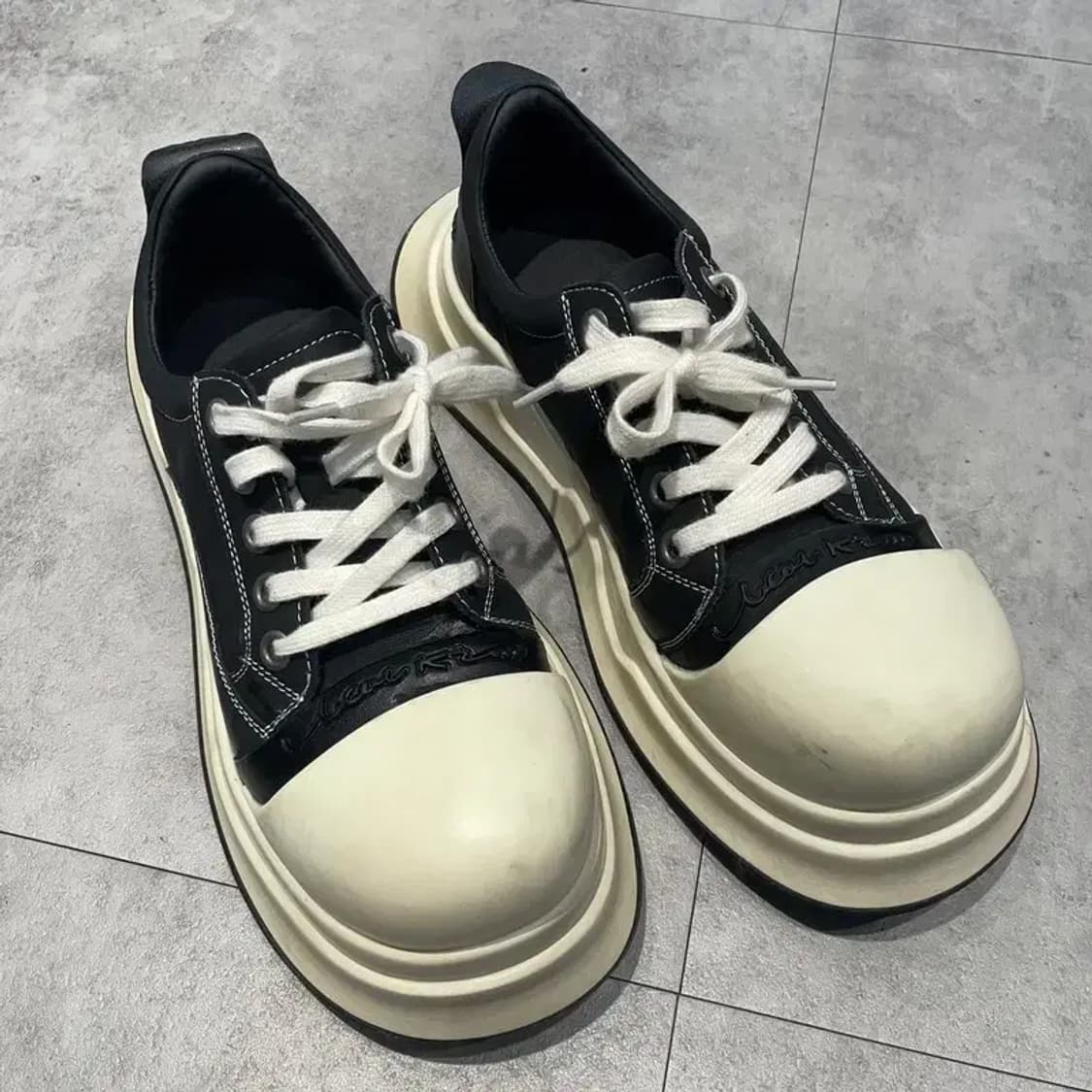 260 UENO 볼드 스니커즈 블랙 화이트 버뮤다팬츠 코디 상품이미지1