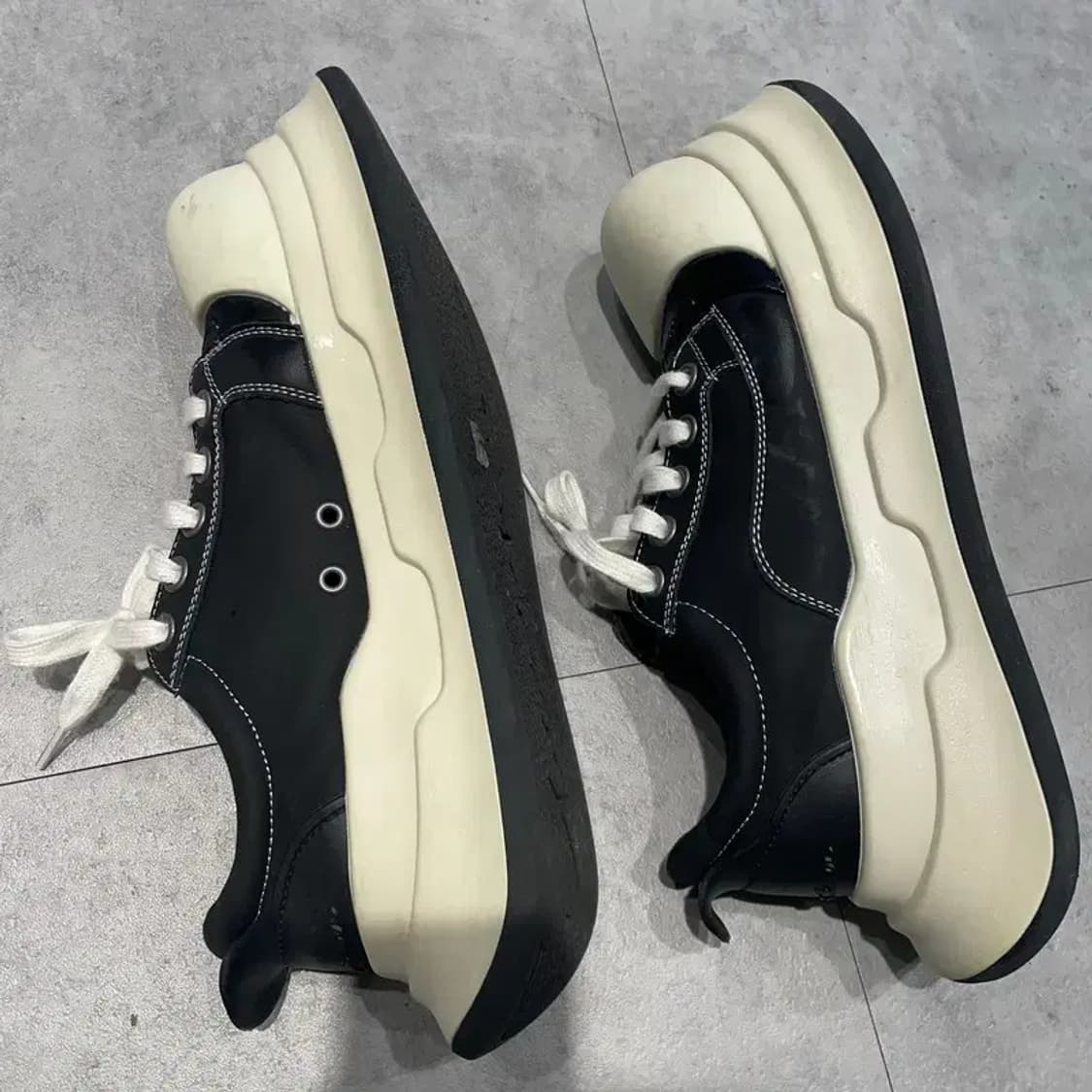 260 UENO 볼드 스니커즈 블랙 화이트 버뮤다팬츠 코디 상품이미지3