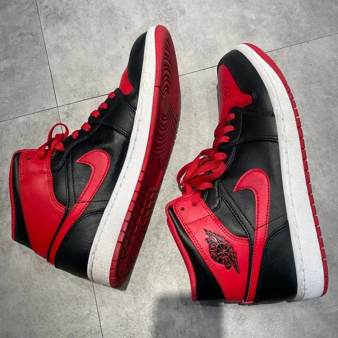 275 조던 1 미드 블랙 파이어 레드 하이탑 스니커즈 상품이미지2