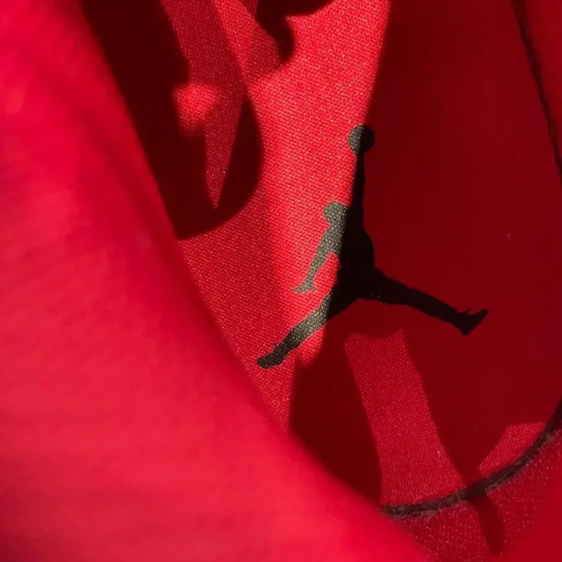 275 조던 1 미드 블랙 파이어 레드 하이탑 스니커즈 상품이미지3