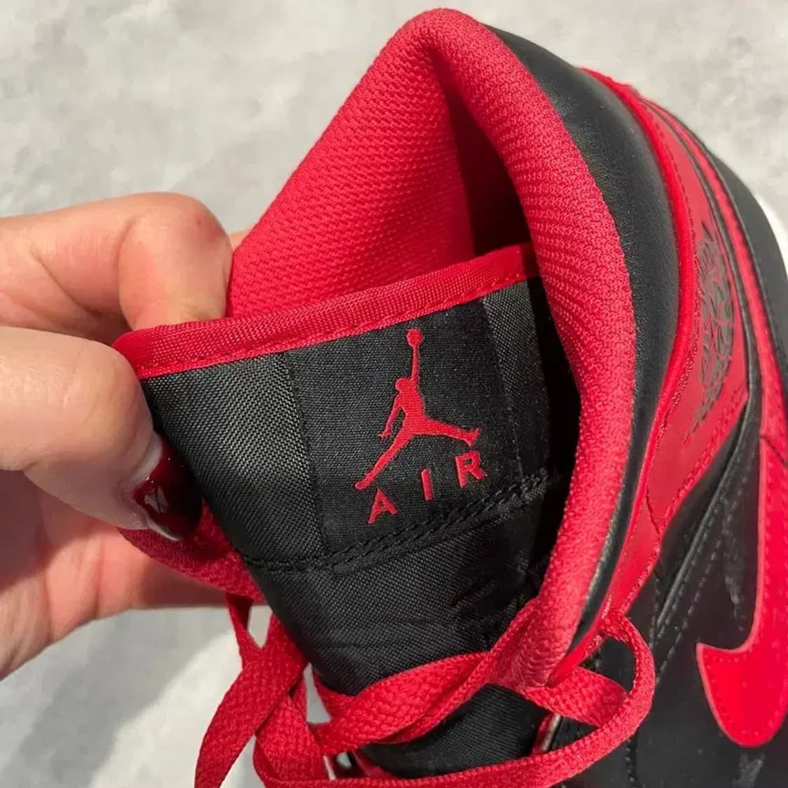 275 조던 1 미드 블랙 파이어 레드 하이탑 스니커즈 상품이미지4