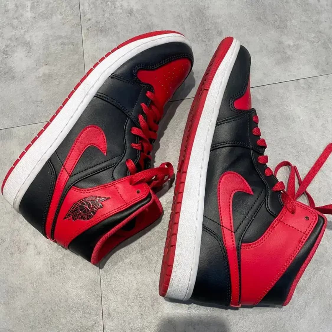 275 조던 1 미드 블랙 파이어 레드 하이탑 스니커즈 상품이미지5