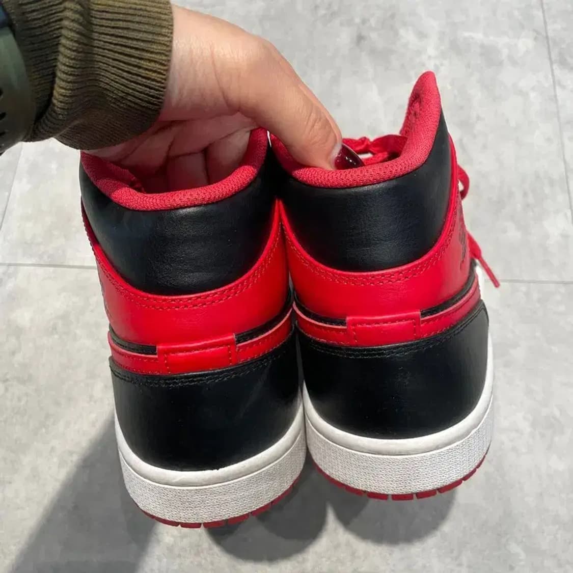 275 조던 1 미드 블랙 파이어 레드 하이탑 스니커즈 상품이미지6