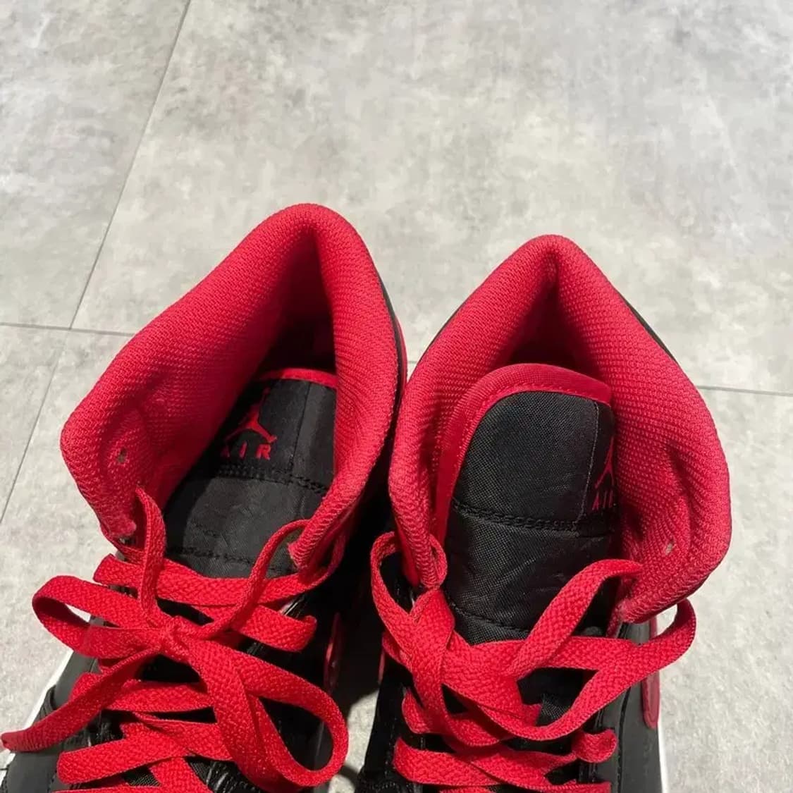 275 조던 1 미드 블랙 파이어 레드 하이탑 스니커즈 상품이미지8