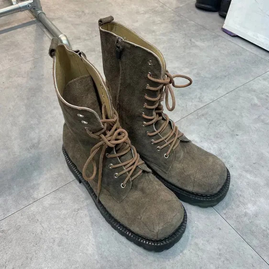 260 디블랙  스웨이드 레이스업 앵클 부츠 브라운 상품이미지1