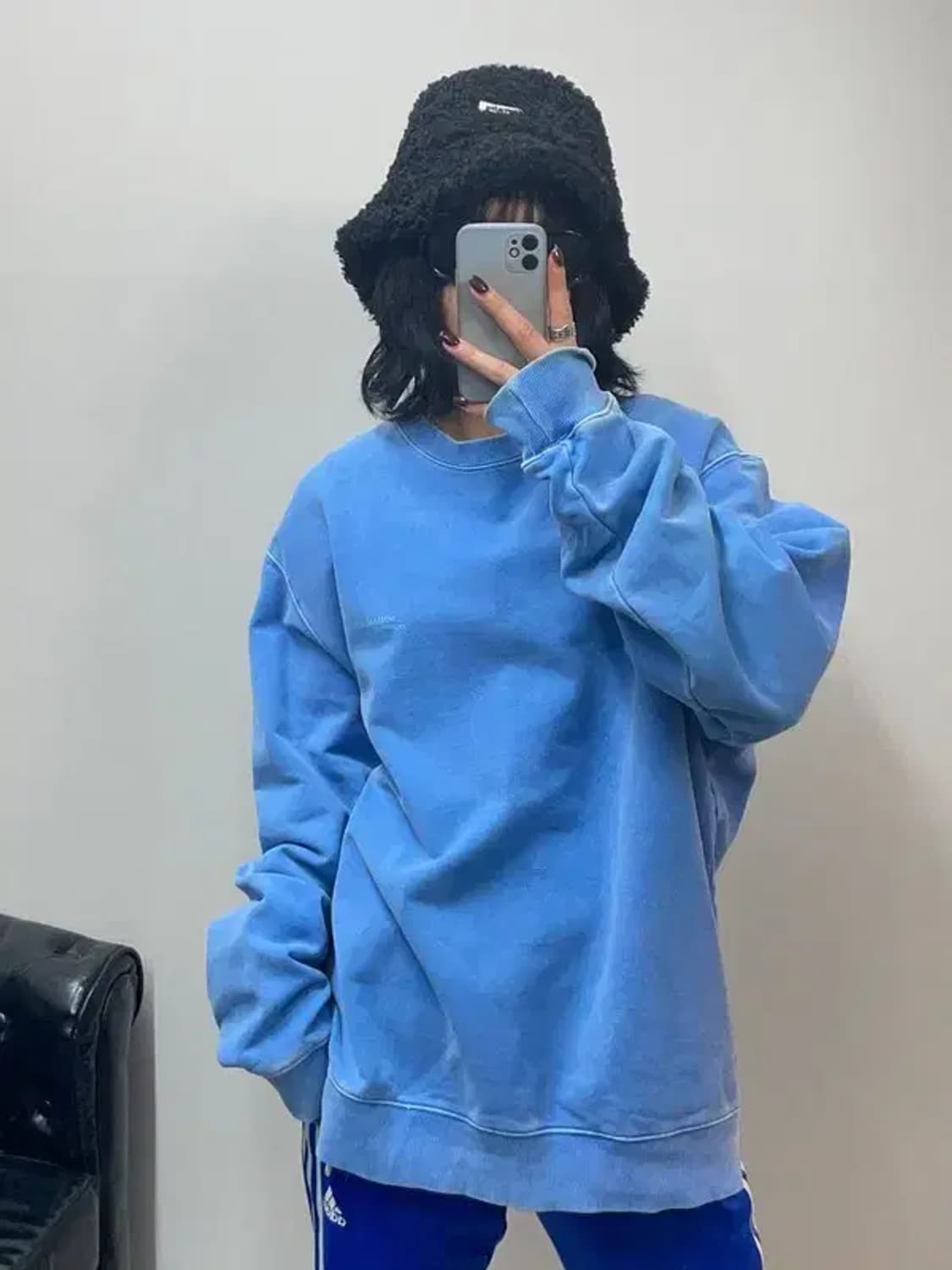 라지 노매뉴얼 피그먼트 루즈핏 맨투맨 라이트 블루 상품이미지1