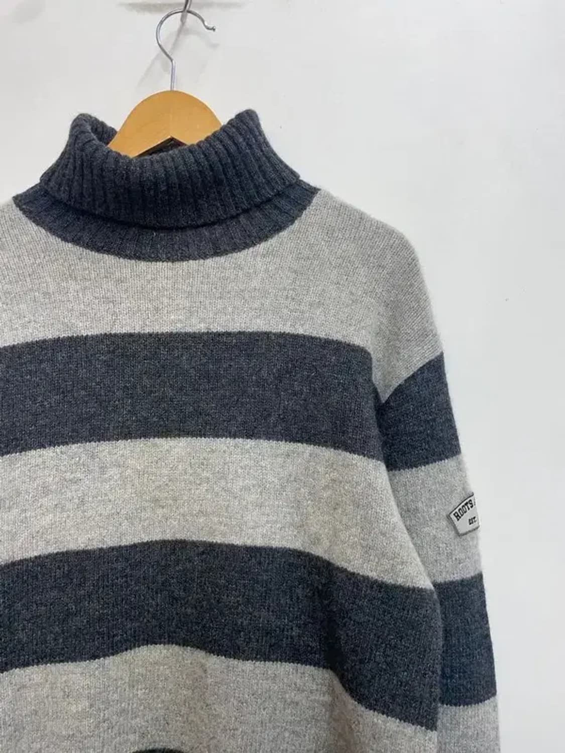 XL ROOTS 오버핏 스트라이프 목폴라 니트 스웨터 그레이 상품이미지4