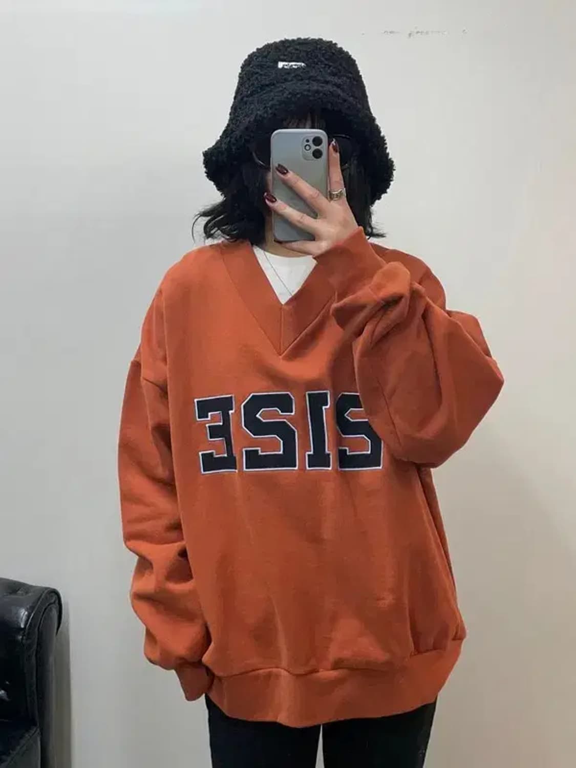 라지 지제뮤지엄 브이넥 스웻 셔츠 맨투맨 오렌지 상품이미지1