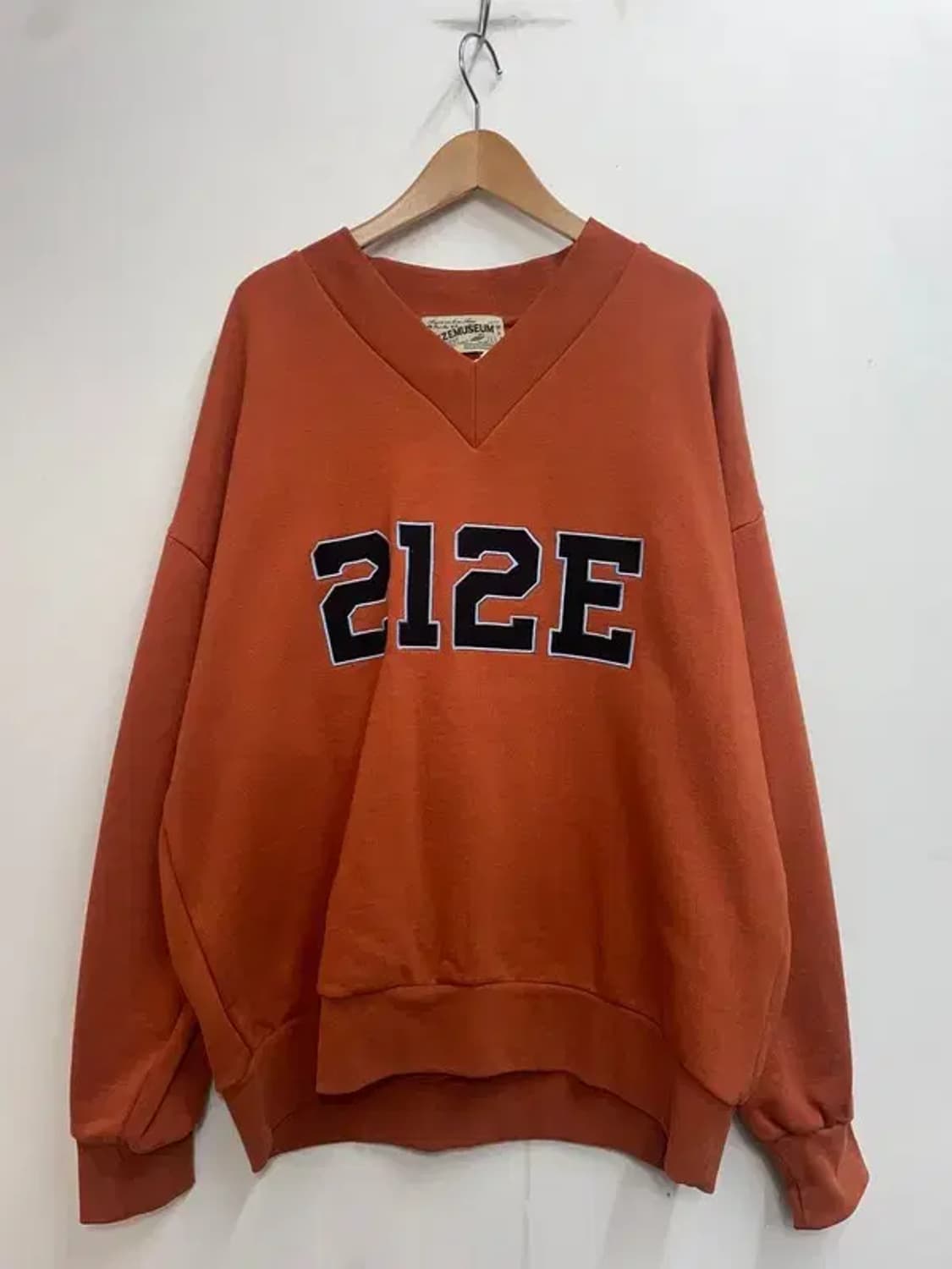 라지 지제뮤지엄 브이넥 스웻 셔츠 맨투맨 오렌지 상품이미지2