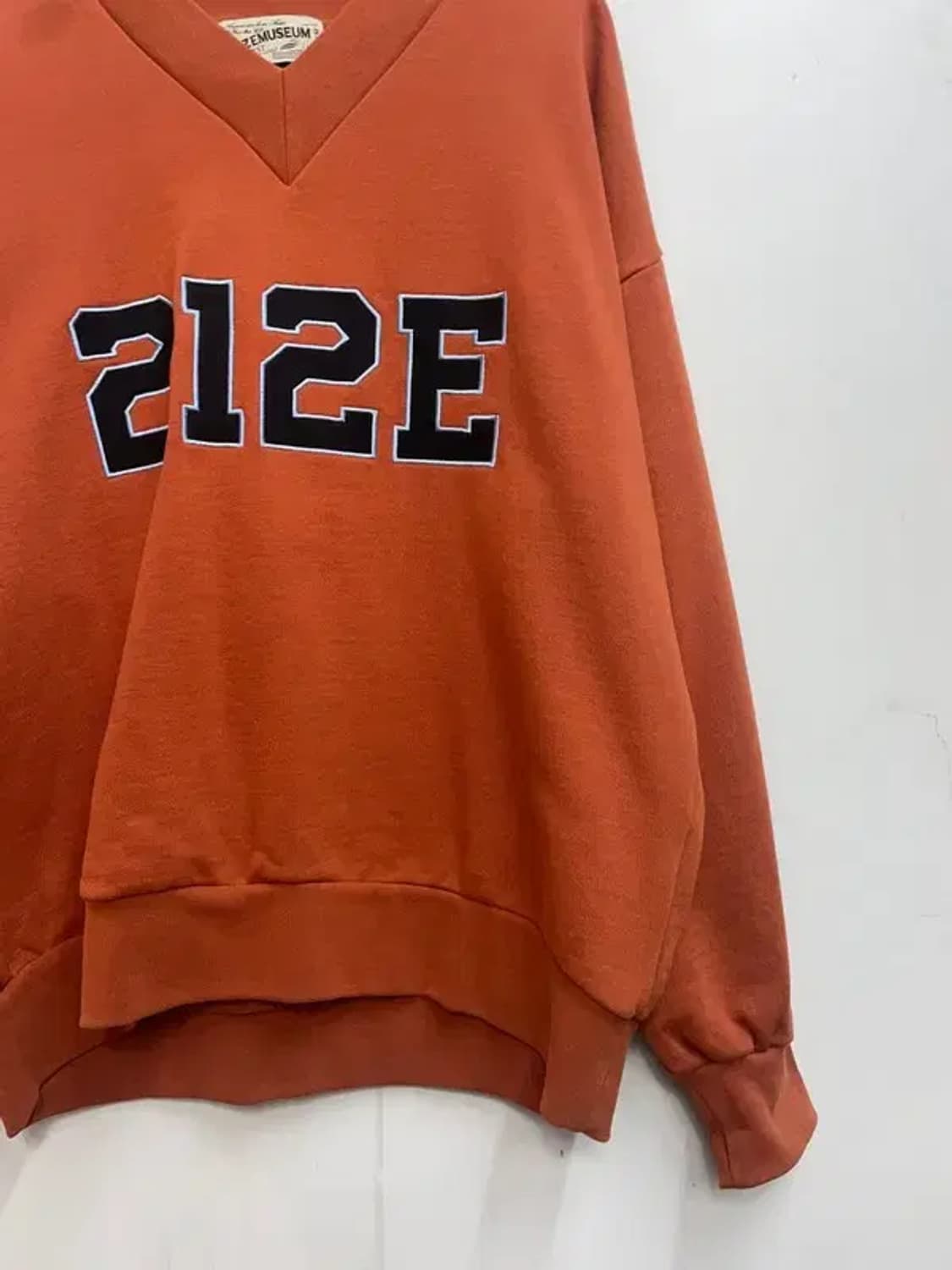 라지 지제뮤지엄 브이넥 스웻 셔츠 맨투맨 오렌지 상품이미지3
