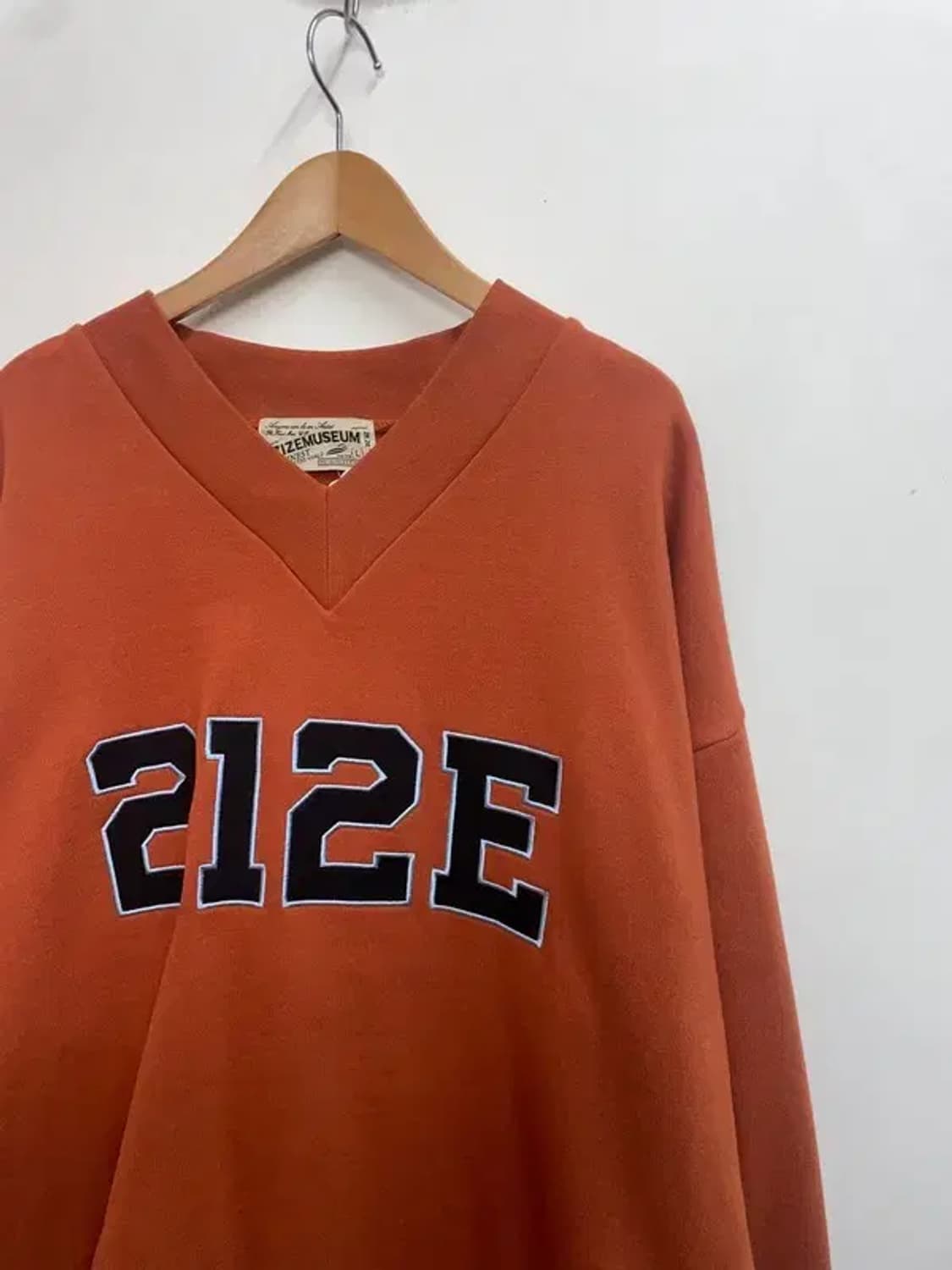 라지 지제뮤지엄 브이넥 스웻 셔츠 맨투맨 오렌지 상품이미지4