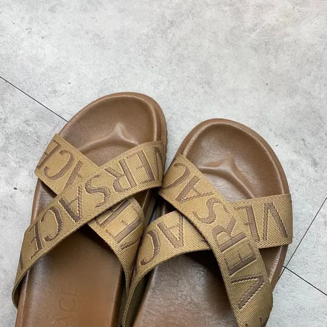 43 베르사체 올오버 크로스 샌들 브라운 상품이미지2