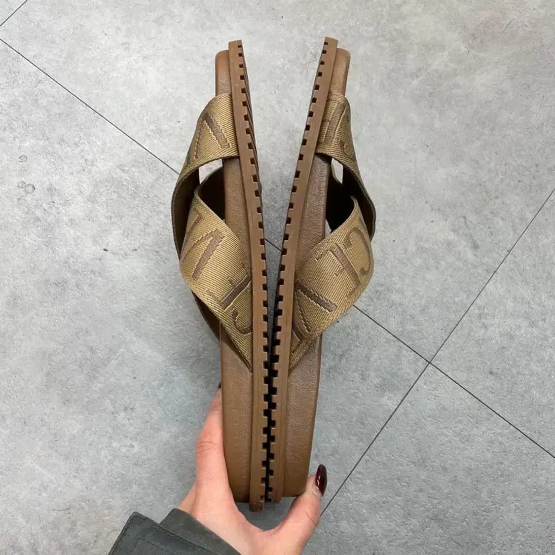 43 베르사체 올오버 크로스 샌들 브라운 상품이미지5