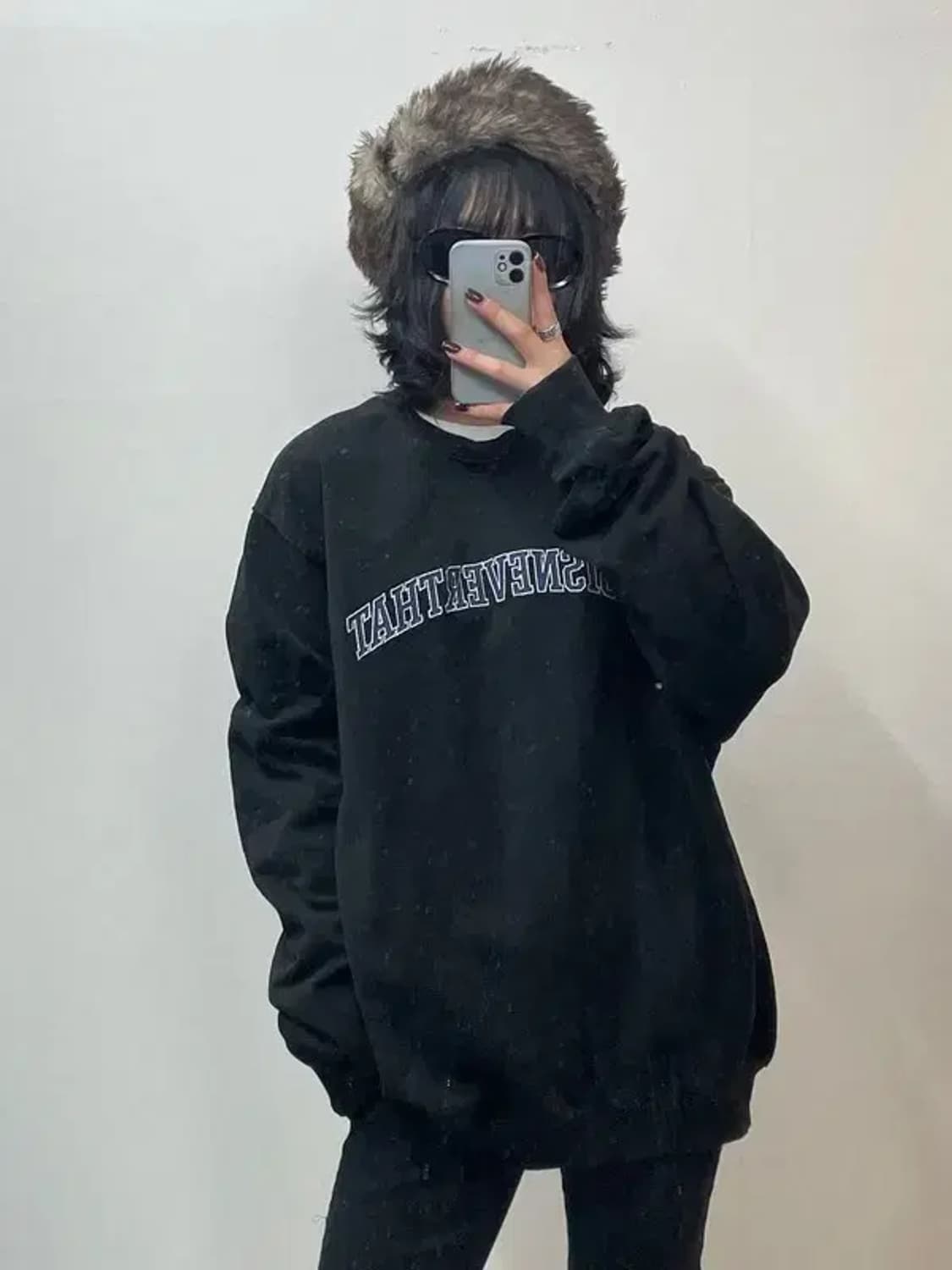 XL 디스이즈네버댓 아치 로고 자수 맨투맨 블랙 상품이미지1