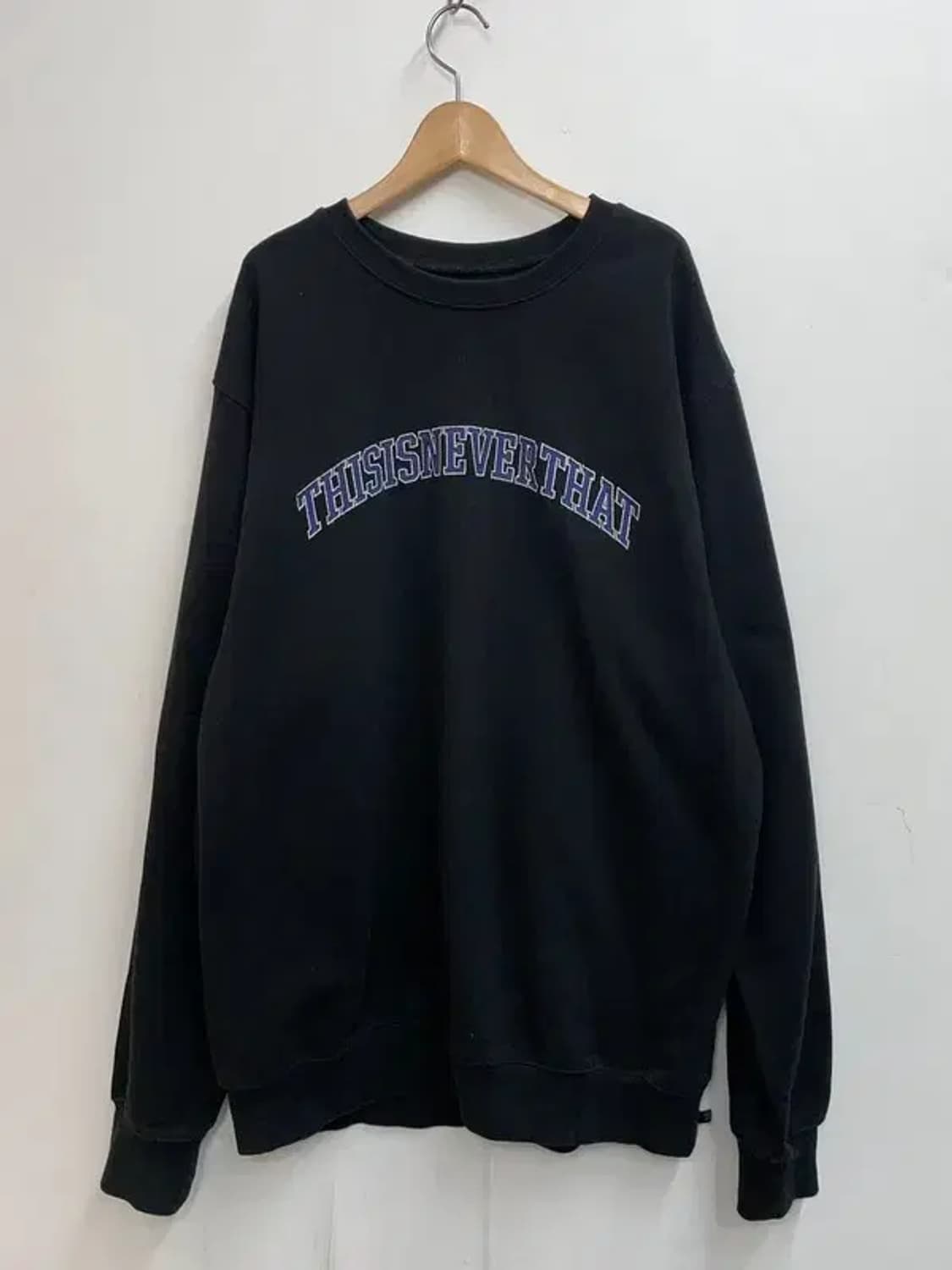 XL 디스이즈네버댓 아치 로고 자수 맨투맨 블랙 상품이미지2