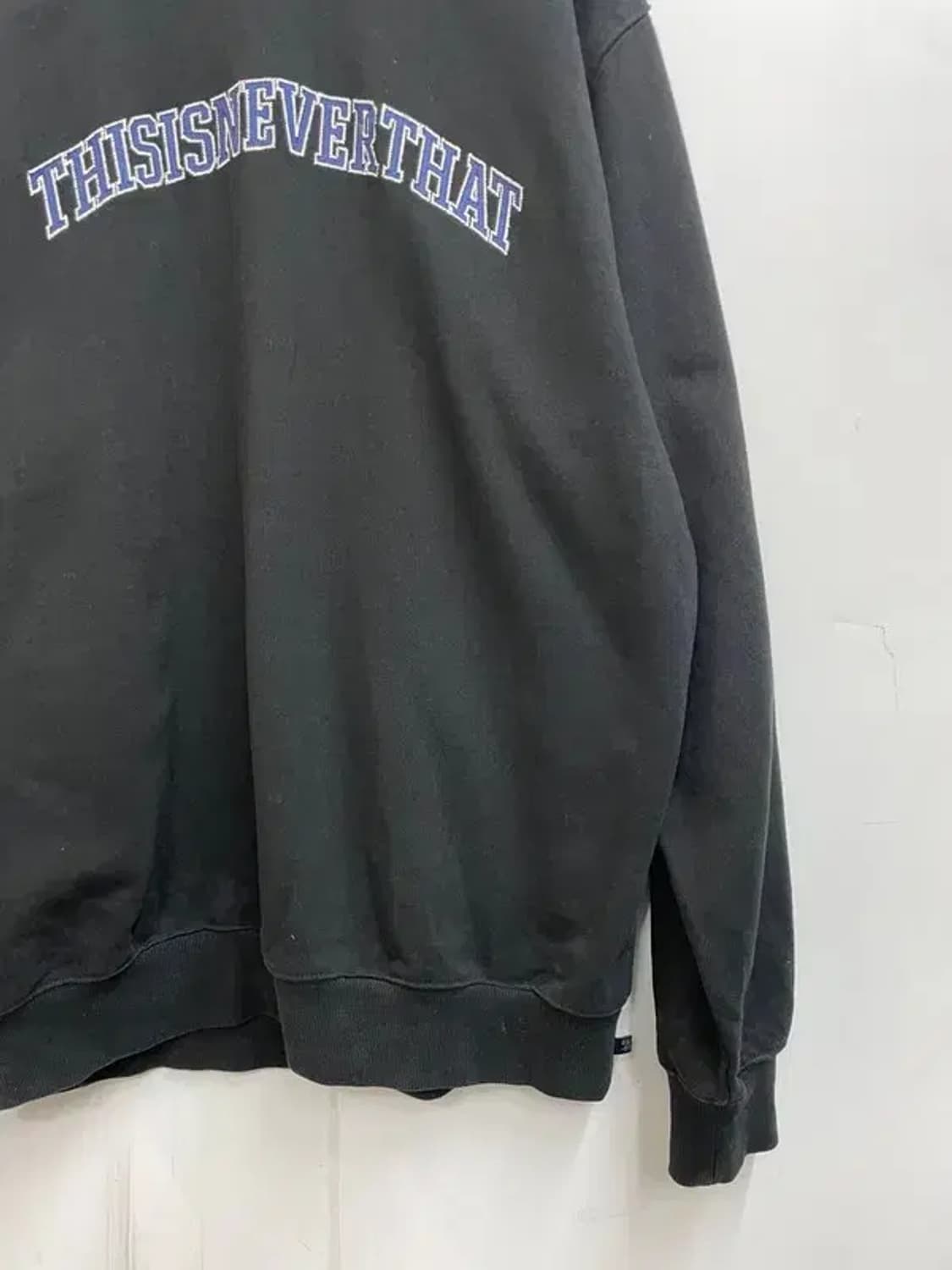 XL 디스이즈네버댓 아치 로고 자수 맨투맨 블랙 상품이미지3