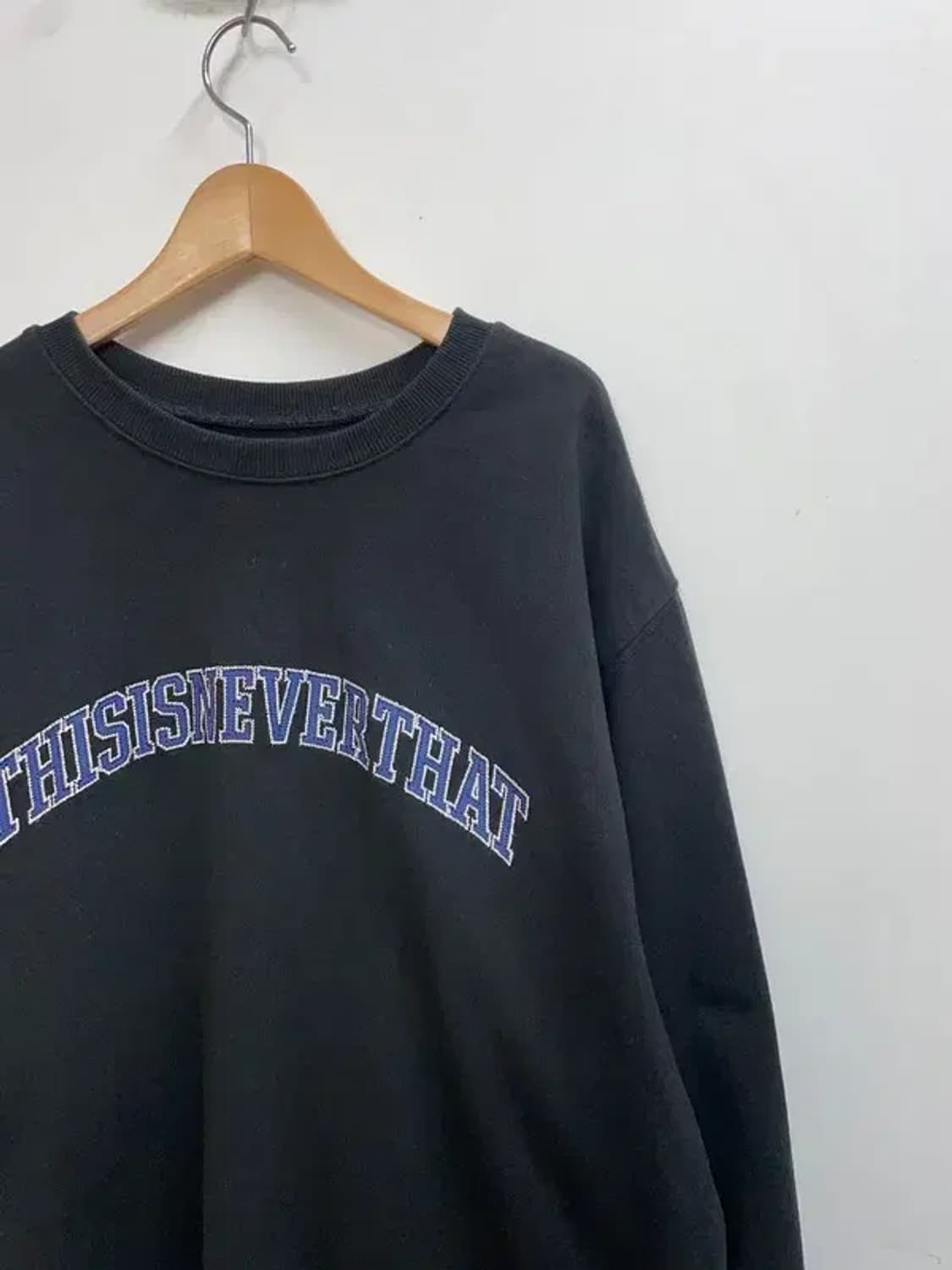 XL 디스이즈네버댓 아치 로고 자수 맨투맨 블랙 상품이미지4